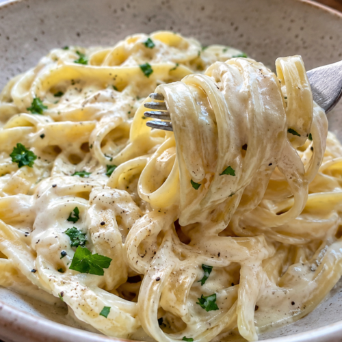 Easy Creamy Fettuccine Alfredo (20-Minute Homemade Dinner!)